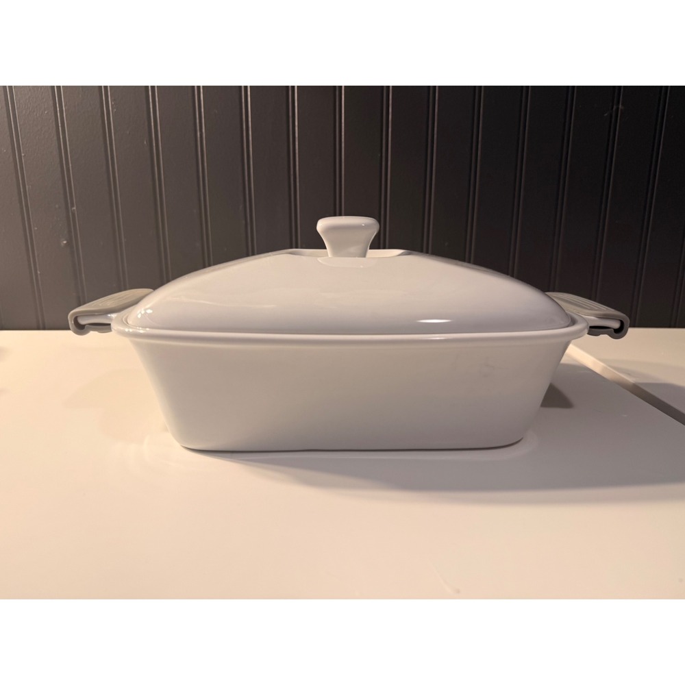 Wolfgang puck 3 quart casserole dish with lid and grey silicone handles